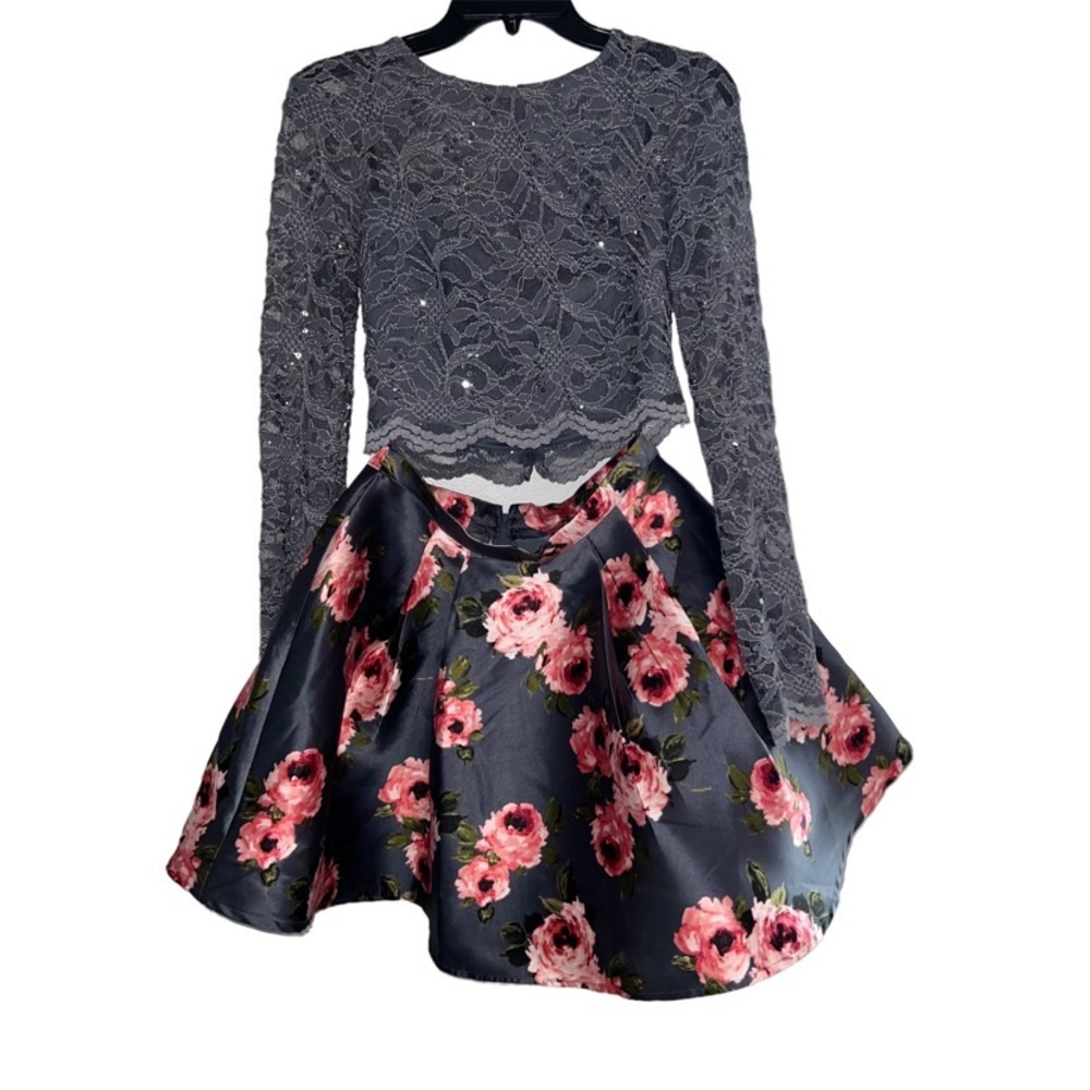 B. Darlin Two Piece Gray Sequin Floral Homecoming Dress, size 3/4